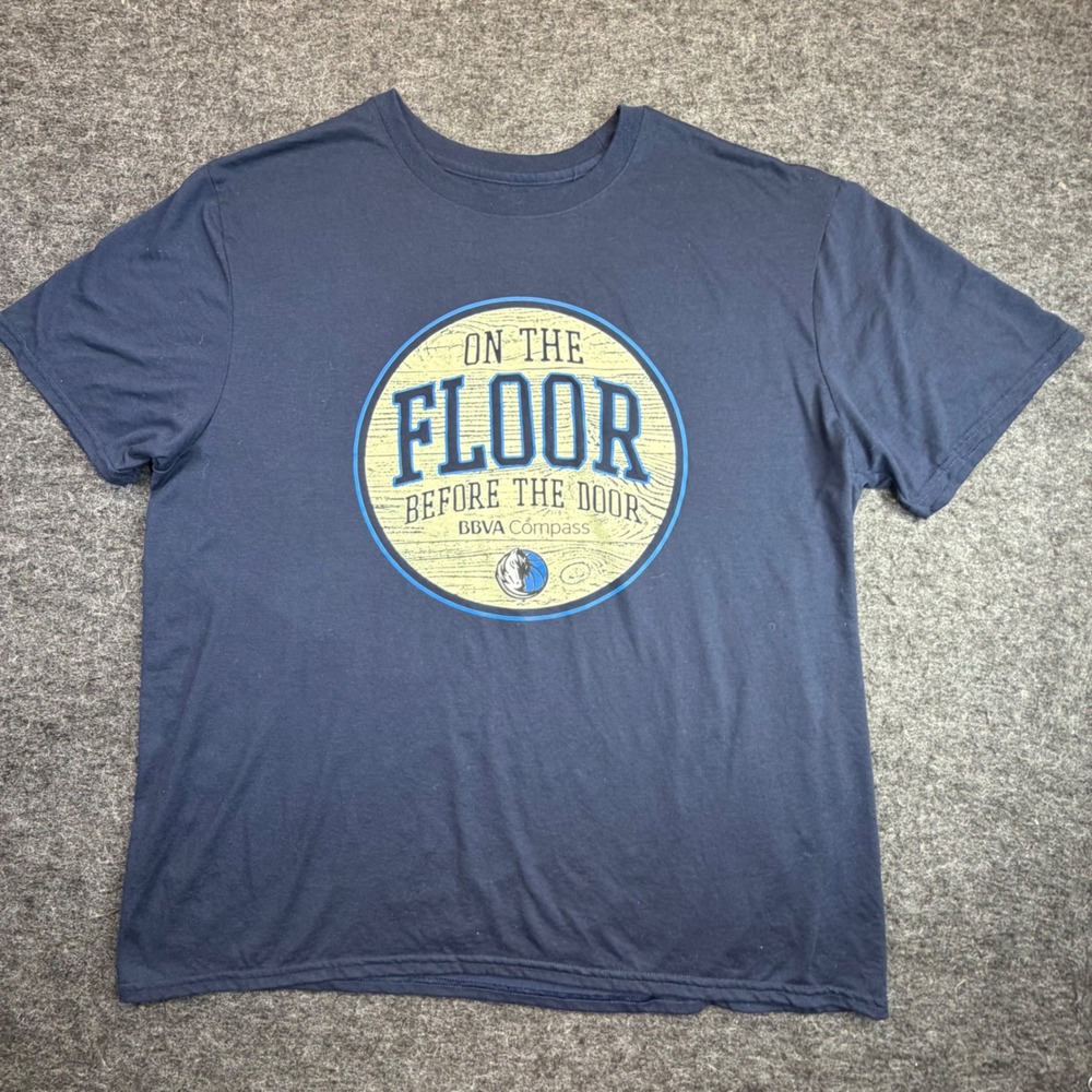 Dallas Mavericks T-Shirt Mens XL Blue On the Floor Before the Door Graphic